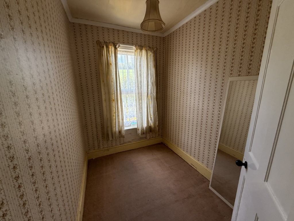 Lot: 109 - DETACHED COTTAGE IN VILLAGE LOCATION FOR UPDATING - Study-box room